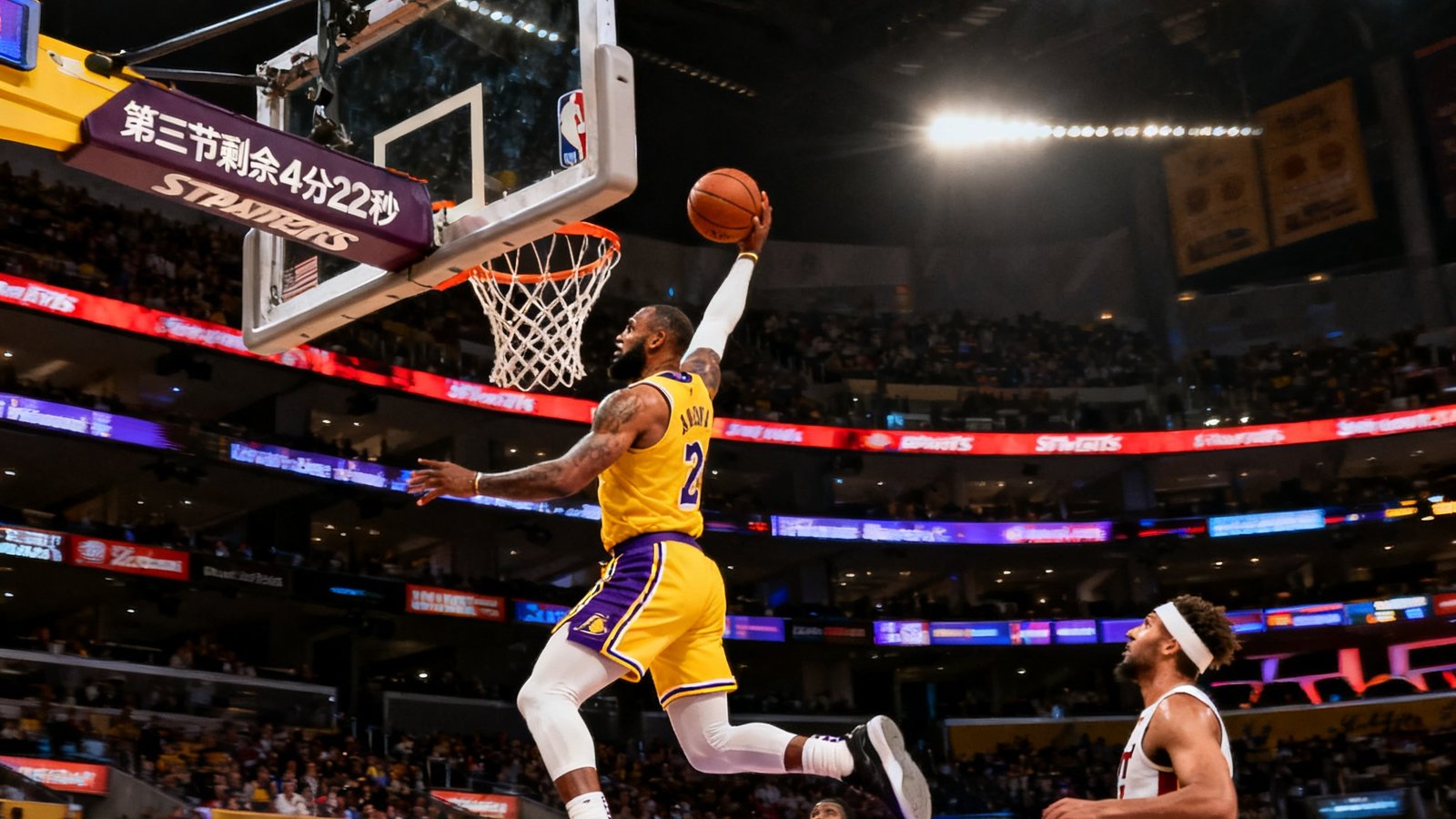 NBA常规赛湖人主场迎战凯尔特人，斯台普斯中心爆满，湖人球星突破后飞身扣篮瞬间被镜头定格，篮筐上方计时器显示第三节剩余4分22秒